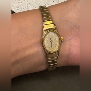 Timex women gold tone watch Needs new battery and wrist band